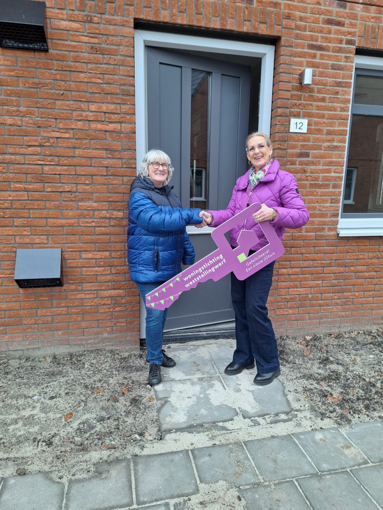 20251203_093617 Bewoner krijgt de sleutel van haar nieuwe huurwoning aan de Emmastraat